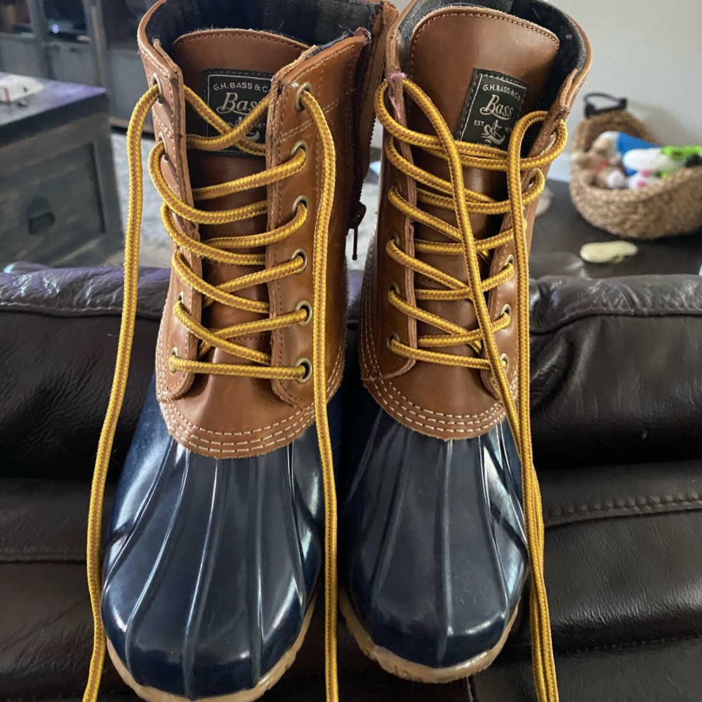 Girls Bass rain boots. In new condition